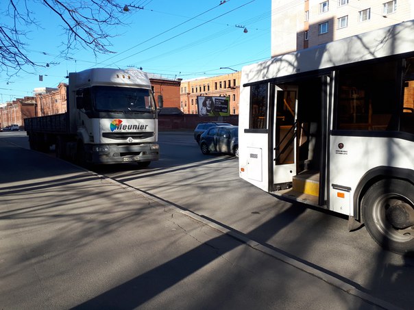 На Новочеркасском полностью набитый 174 автобус зацепил фуру(разбил зеркало). Всех высадили.