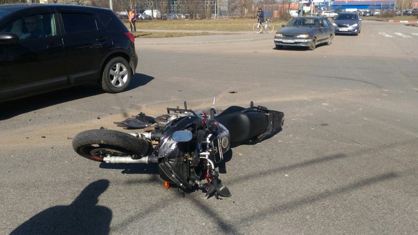 На перекрестке Благодатной и Новоизмайловского произошло ДТП между мотоциклом и Хендаем.