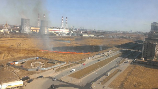 Подожгли поле в районе М.Казакова/Героев. Пока одна пожарная машина, разгорается быстро.