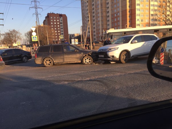 В Горелово на перекрёстке Красносельского и Колобановской , Проезду мешают со стороны Красного Села