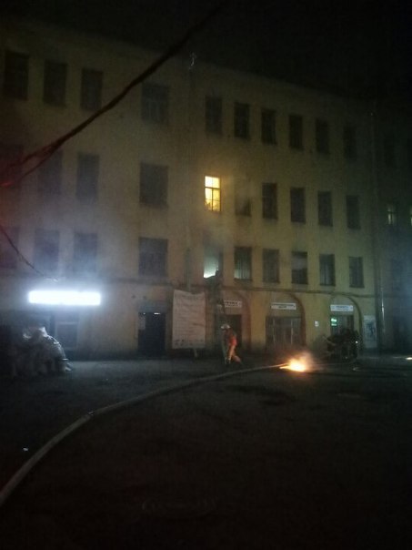 Восстания 6. Возгорание на втором этаже жилого дома. 4 пожарных машины. Из Стокманна выводят людей. ...