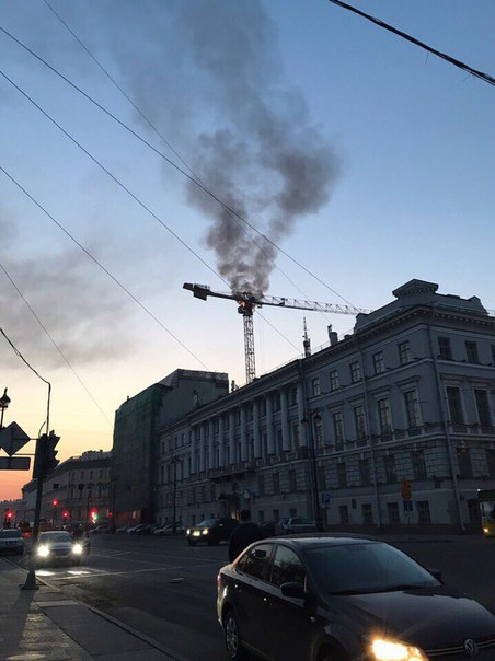 Сегодня рано утром горел строительный кран на Невском пр.д. 3 на уровне 10 этажа, крановщика не был...