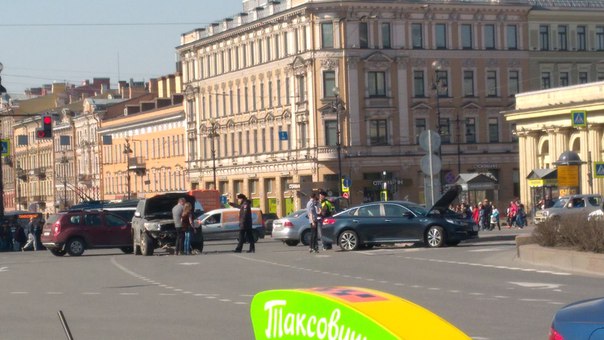 На Площади Восстания столкнулись Крузак и Оптима. Оба не на ходу. Стражи порядка на месте