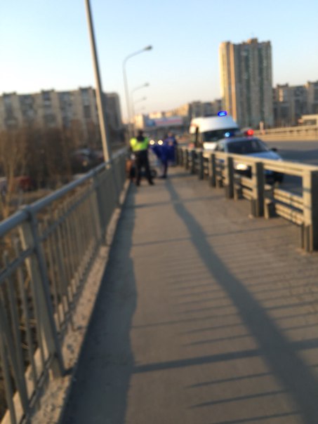 Девушке стало плохо на Российском мосту, шла с коляской и прямо на мосту потеряла сознание.