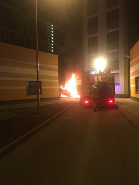 В 3 часа ночи на Парашютной у дома 61 горела машина, в 3:10 возгорание было устранено пожарной служб...