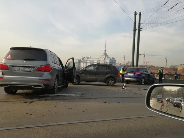 ДТП на Сампсониевском мосту, на всю полосу. Туда и обратно пробка.