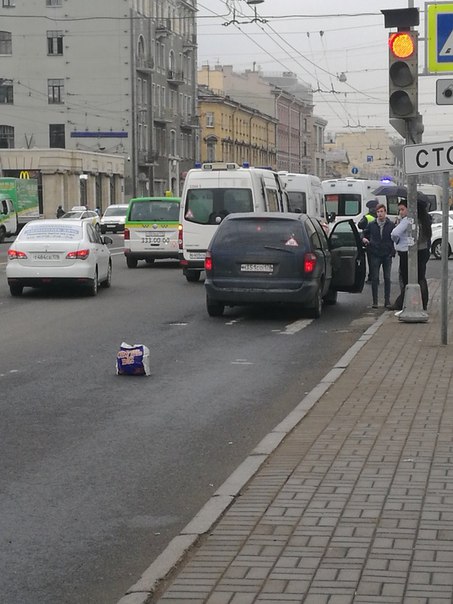 На Загородном,кого-то сбили на пешеходном. Вроде слегка зацепили,оказывают помощь.