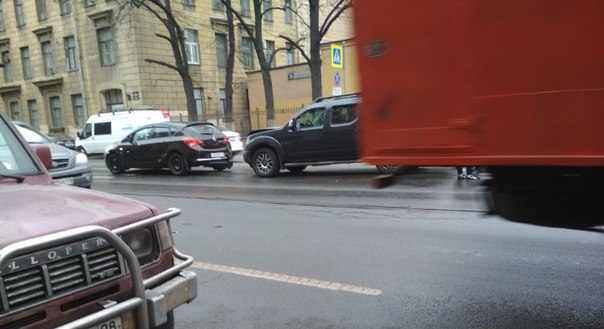 На Куйбышева авария,трамваи в сторону Горьковской и Троицкого Моста стоят, службы на месте.
