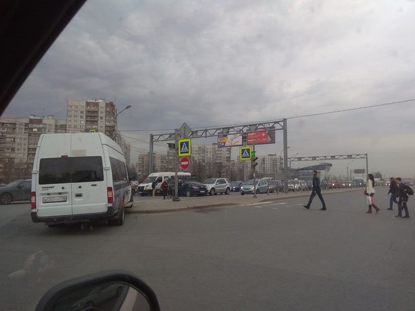 Перекресток Бухарестской и Дунайского. Маршрутка и Mazda. Так же в результате ДТП упал светофор.