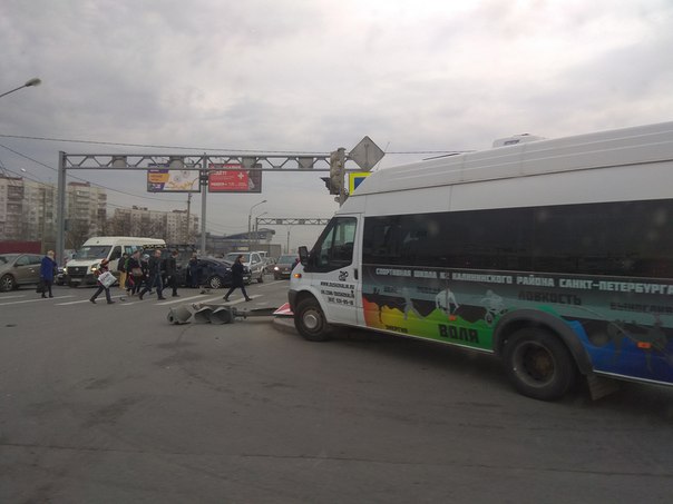 Перекресток Бухарестской и Дунайского. Маршрутка и Mazda. Так же в результате ДТП упал светофор.
