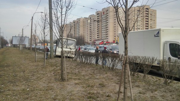 На Типанова, перед пр. Космонавтов в сторону метро Московская ДТП из 3 машин, заняты 2 правых ряда, ...