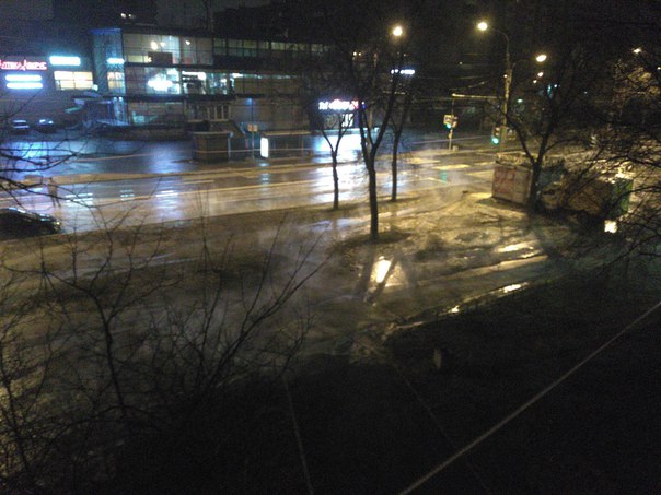На Будапештской улице 28 ночью прорвало трубу на тротуаре. Будапештская плавает до Белы Куна.
