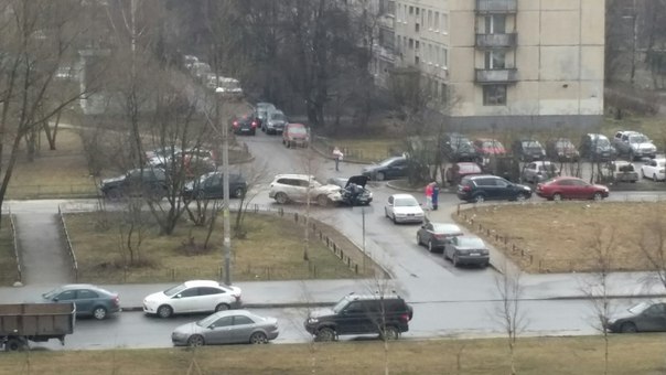 Двое не поделили выезд из двора на Дунайском, рядом с путепроводом.