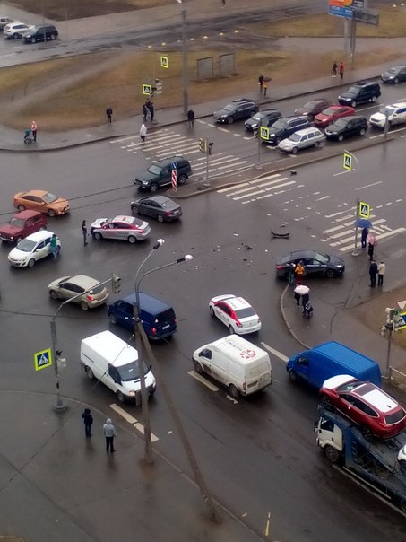 На Комендантском с Долгоозёрной. Пять минут назад. Такси "невезёт".