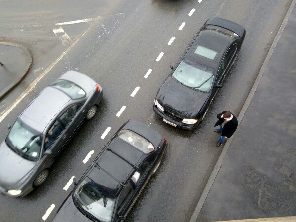 Паровозик из трёх автомобилей. на Таллинском шоссе в сторону города, напротив Ленты.