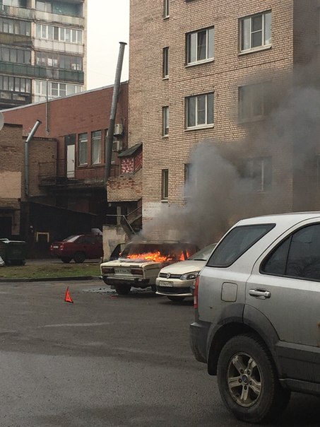 На улице Маршала Говорова 16 загорелась машина