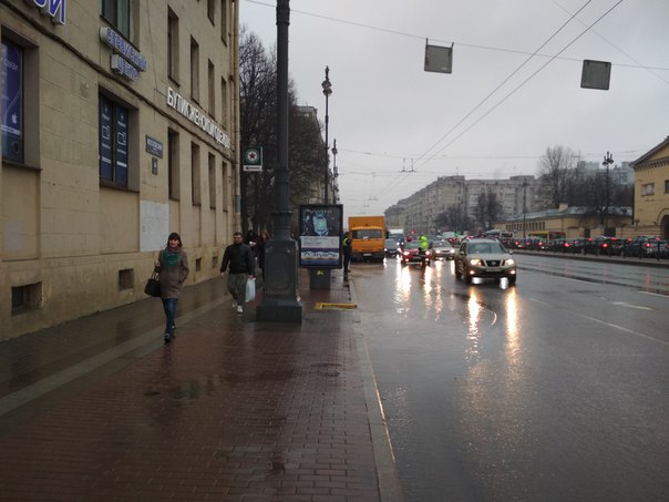 На тротуаре Московского проспекта, перед набережной Обводного канала, прорывается небольшой гейзер.
