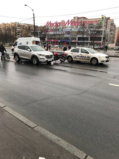 Сразу за пешеходным переходом через проспект Маршала Жукова у дома 35 , Мотоцикл раскорячился между ...