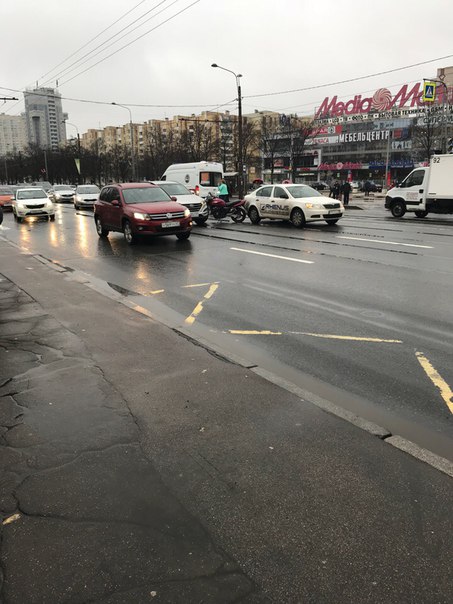 Сразу за пешеходным переходом через проспект Маршала Жукова у дома 35 , Мотоцикл раскорячился между ...
