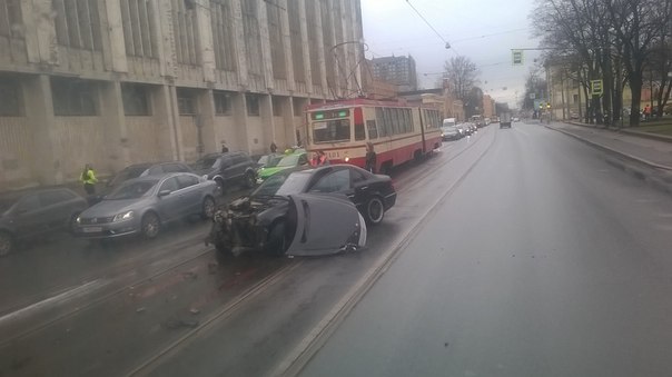 На проспекте Обуховской обороны у Невского завода Mercedes сбросил капот