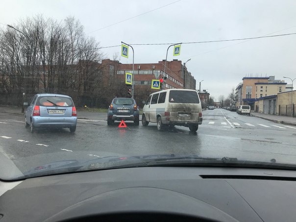 Дастер с Транспортером не поделили перекресток Кременчугской и Атаманской улицы