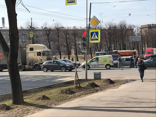 На перекрестке Говорова и Краснопутиловской столкнулись 4 легковушки и фура.