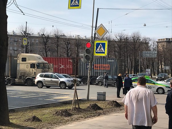 На перекрестке Говорова и Краснопутиловской столкнулись 4 легковушки и фура.
