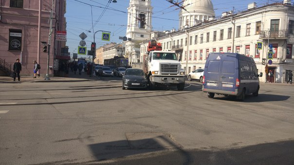 Совсем плохо на Васильевском, на перекрестке Среднего и 1-ой линии большой манипулятор сманеврировал...