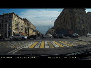 Водитель американца, двигаясь по Зенитчиков поддал под зад ВАЗу, тормозившему перед перекрёстком с ...