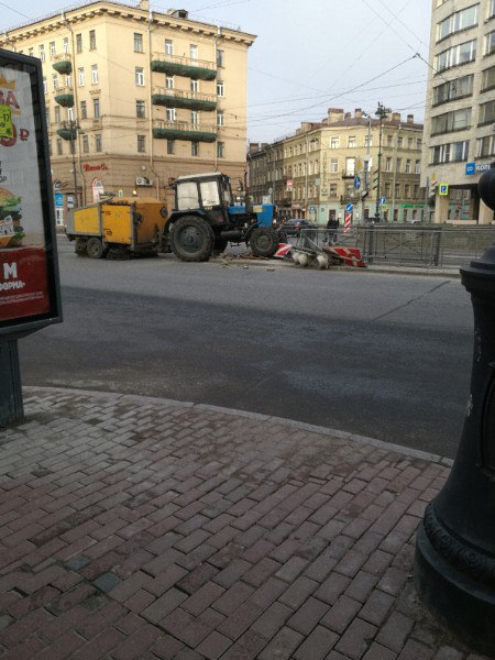 Утром у метро Лиговский проспект водитель уборочного Беларуса, видимо приуныл за рулем и убрал свето...