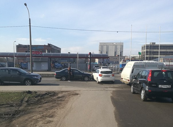 Белый Mercedes выехал на Полюстровский проспект под старый Мерс