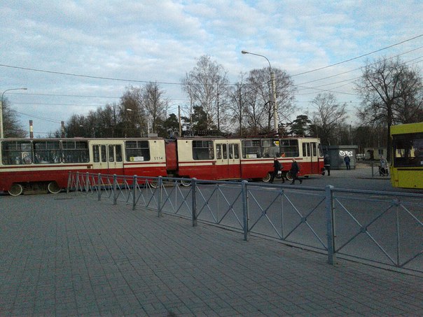 Легковушка на Куракиной полезла под трамвай, который ехал вдоль Пискаревского