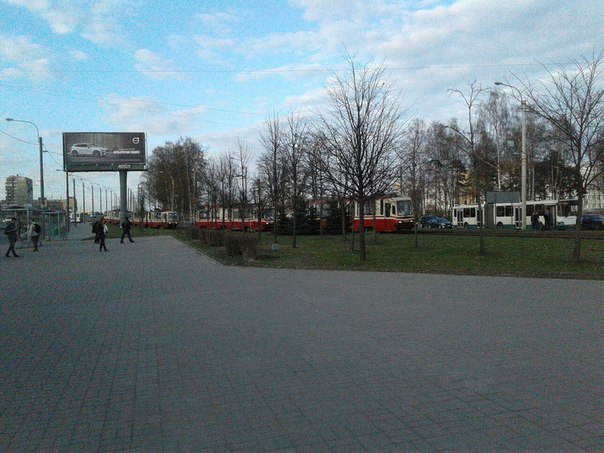 Легковушка на Куракиной полезла под трамвай, который ехал вдоль Пискаревского