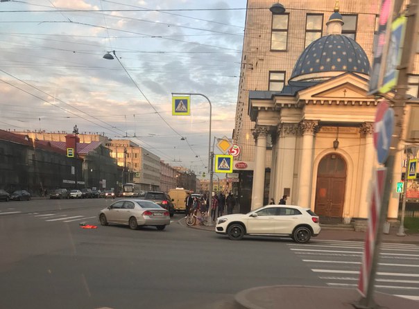 Стукнулись на перекрестке Измайловского/Троицкого в сторону центра, повороту мешают.