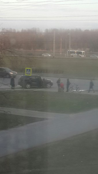 У перекрестка Петергофского и Кузнецова сбили велосипедиста на переходе. . Ребенок ждет ДПС,