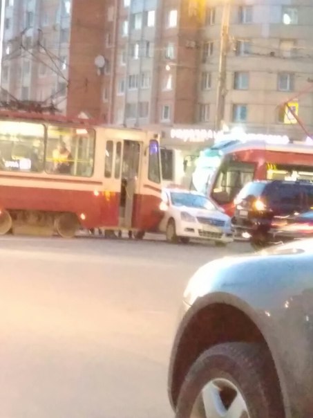 На перекрестке Просвещения и Энгельса такси попало под трамвай