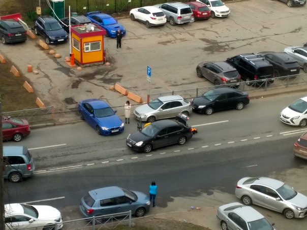 Водитель синей БМВ , выезжая на улицу Тухачевского у домов 9-13 не увидел черную Альмеру слева
