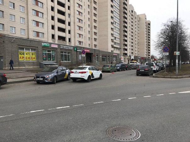 ДТП по улице Типанова 38, Бмв и такси. Фото на бегу.