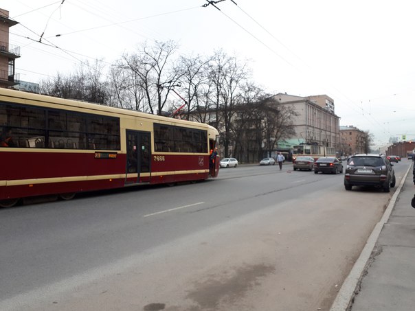 На Навочеркасском стоят трамваи в сторону Красногвардейской площади. ДТП на путях.