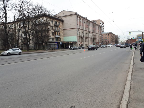 На Навочеркасском стоят трамваи в сторону Красногвардейской площади. ДТП на путях.