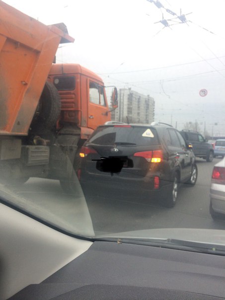 Авторы-исполнители пробки, практически парализовавшей заезд на ЗСД. на перекрёстке Наличной и Уральс...