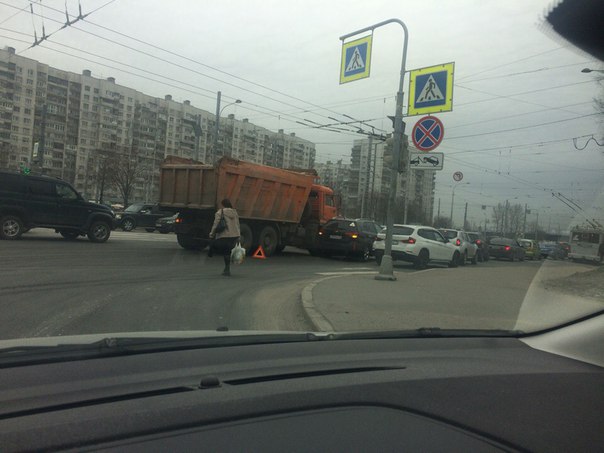 Авторы-исполнители пробки, практически парализовавшей заезд на ЗСД. на перекрёстке Наличной и Уральс...