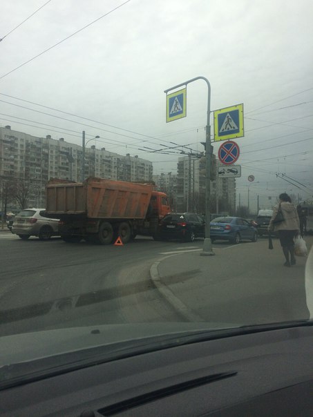 Авторы-исполнители пробки, практически парализовавшей заезд на ЗСД. на перекрёстке Наличной и Уральс...