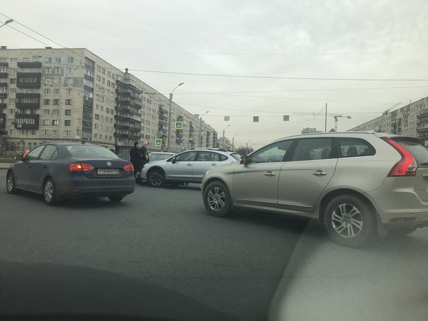 На перекрестке проспекта Луначарского и Гражданского проспекта Toyota с Subaru стоят- скучают, водит...