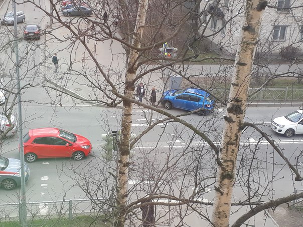 На ул.Лени Голикова на светофоре опять авария Красное и Синее . Движение начинает быть плотным