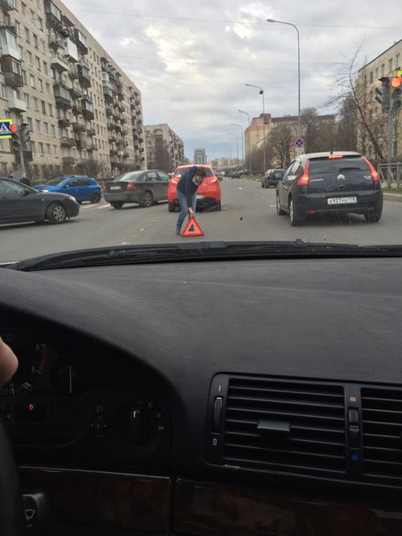 На ул.Лени Голикова на светофоре опять авария Красное и Синее . Движение начинает быть плотным
