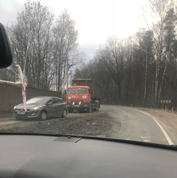 На дороге в Невском лесопарке и пос.им Свердлова(Всеволожский р-н) по всей дороге раскиданы камни.