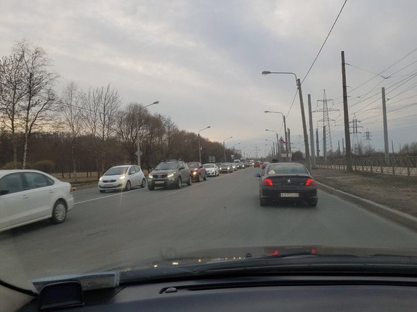 Тройничок на Петергофском шоссе возле поворота на ЛЭМЗ в сторону города. Пробка от Ленты уже.