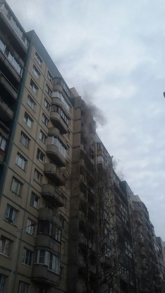 Пожар на Маршала Новикова 1 , пожарные на месте