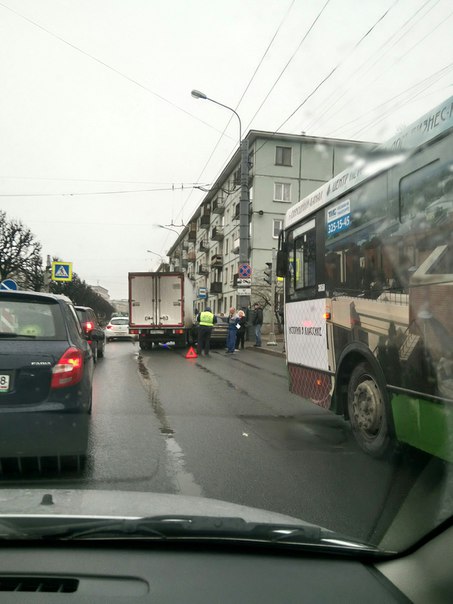 На Новочеркасском пр. Видимо грузовая машина захотела повернуть во двор, но не заметила помеху справ...